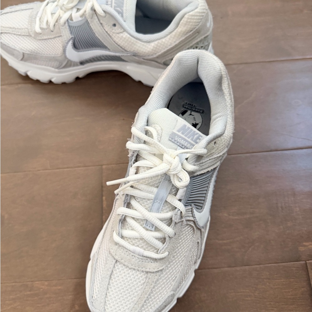 Nike Vomero Women's Gray and White Running Shoes - Picture 6 of 7